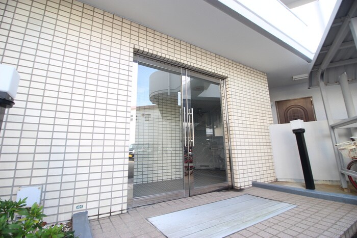 物件外観写真3　(エントランス部分)