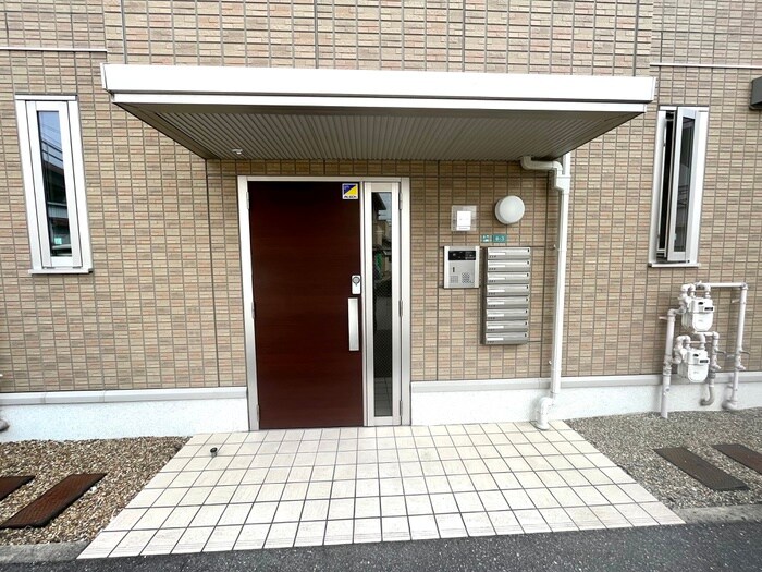 物件外観写真3　(エントランス部分)