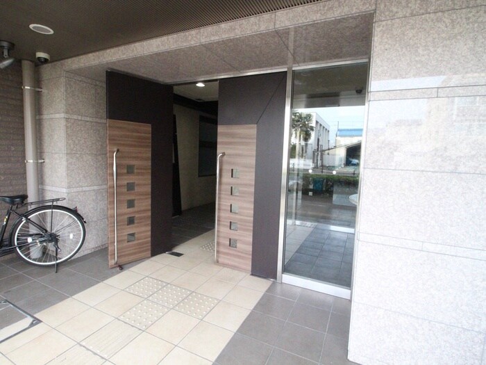 物件外観写真2　(エントランス部分)