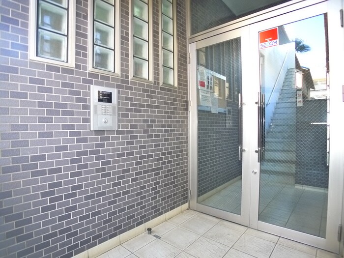 物件外観写真2　(エントランス部分)