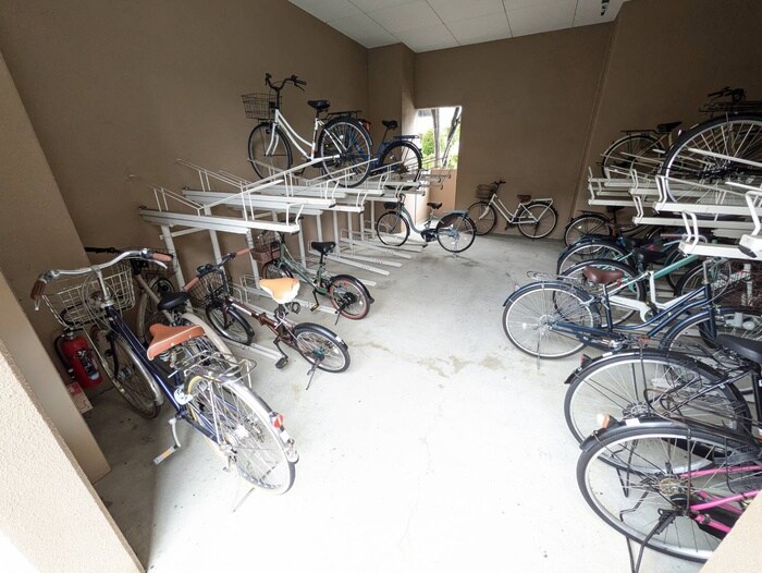 物件外観写真5　(駐輪場)