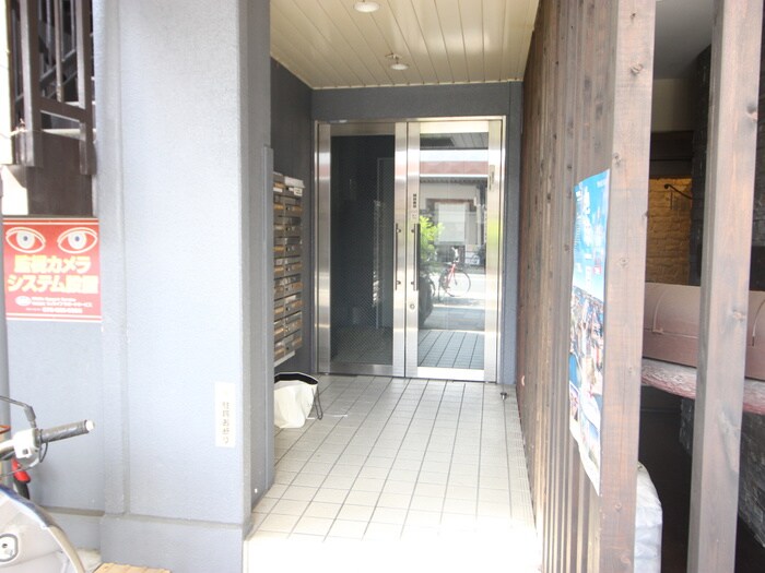物件外観写真2　(エントランス部分)