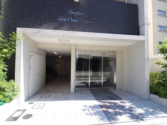 物件外観写真2　(エントランス部分)