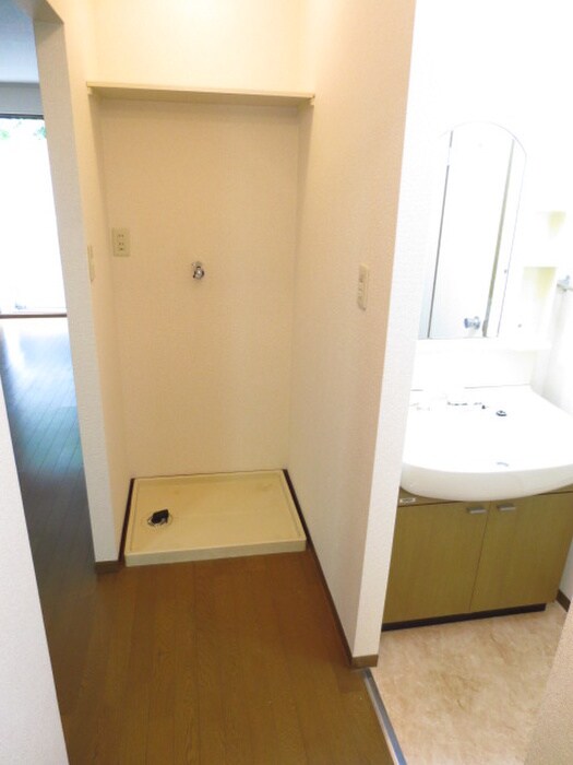 物件内観写真11　(洗濯機置場)