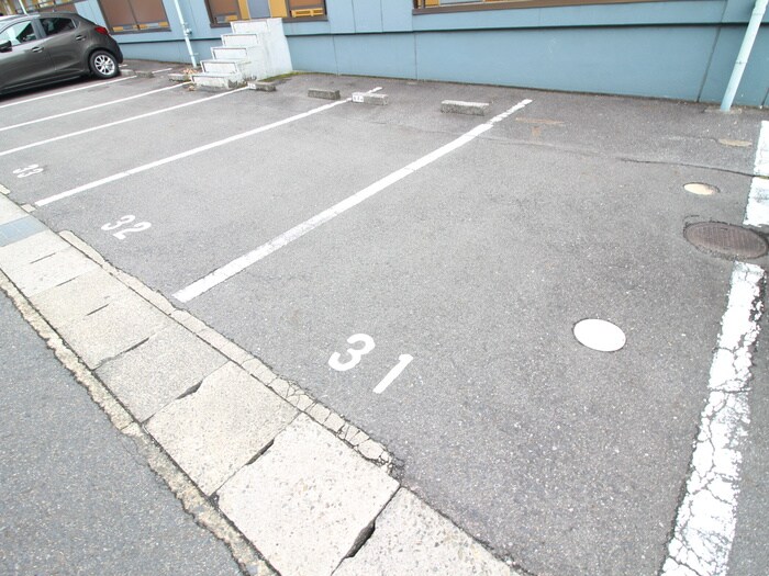 物件外観写真3　(駐車場)