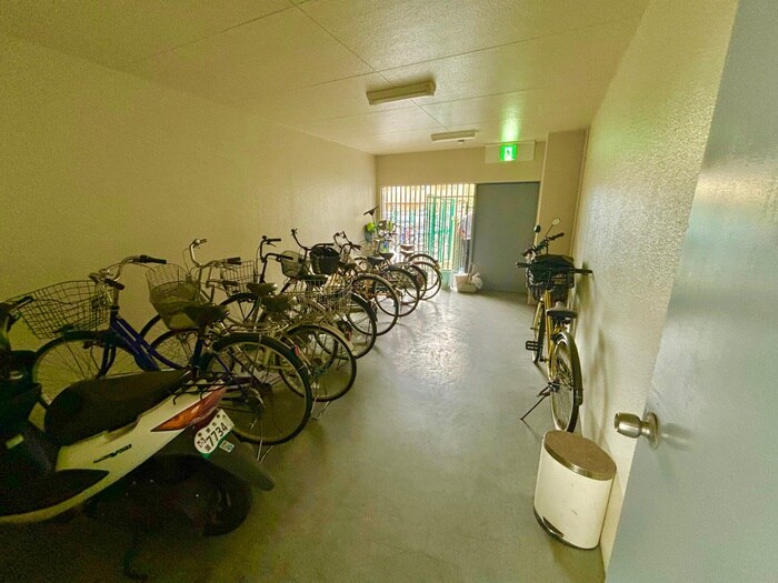 物件外観写真5　(駐輪場)