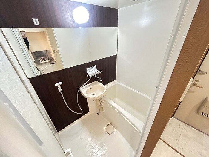 イル・ニードミラのバス