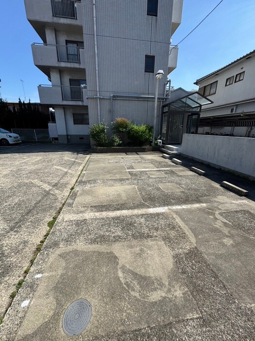 物件外観写真6　(駐車場)