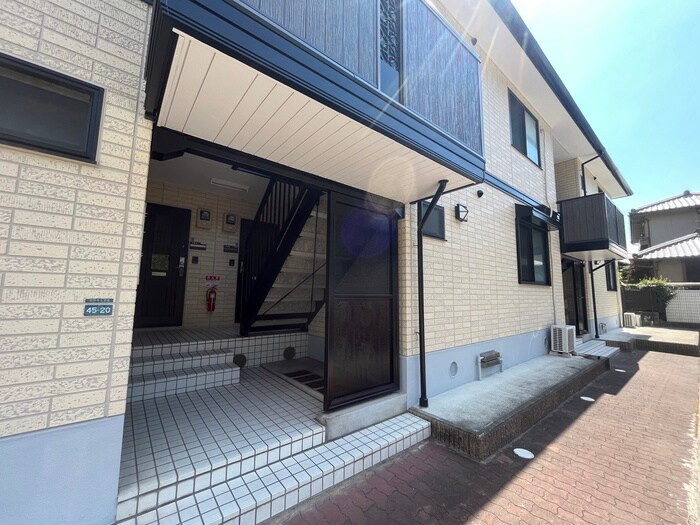 物件外観写真3　(エントランス部分)