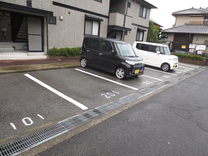 物件外観写真5　(駐車場)
