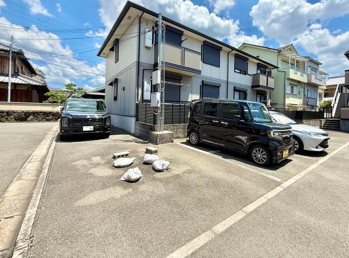 物件外観写真4　(駐車場)