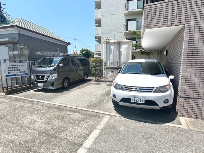 物件外観写真6　(駐車場)