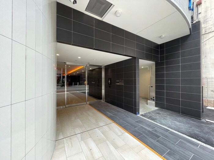 物件外観写真2　(エントランス部分)