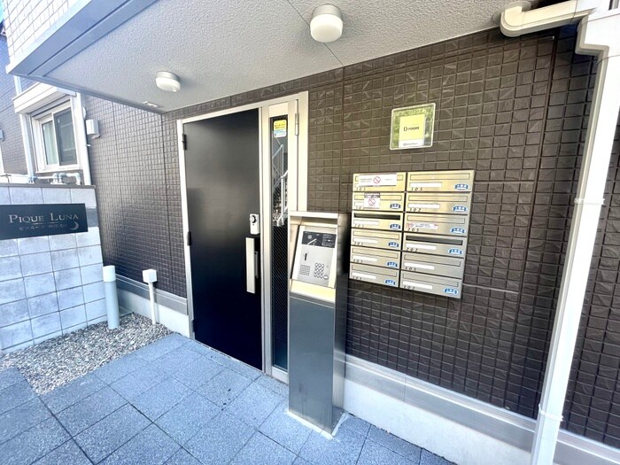 物件外観写真2　(エントランス部分)