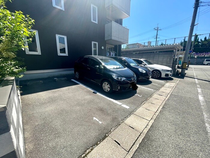 物件外観写真4　(駐車場)