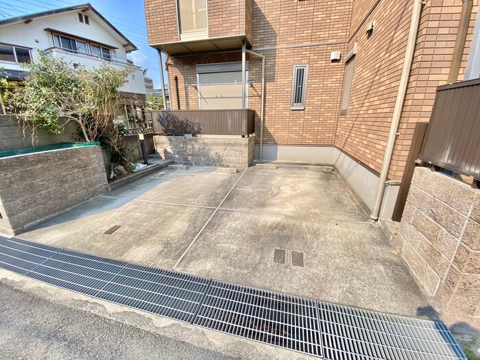 物件外観写真5　(駐車場)