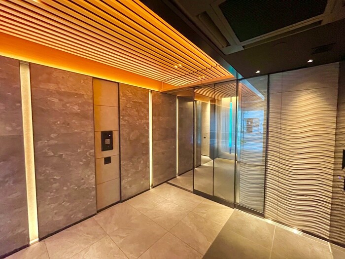 物件外観写真4　(エントランス部分)