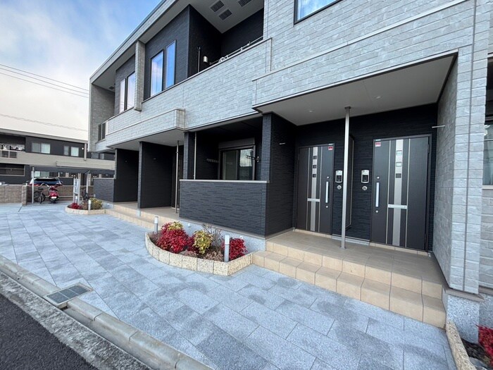 物件外観写真2　(エントランス部分)