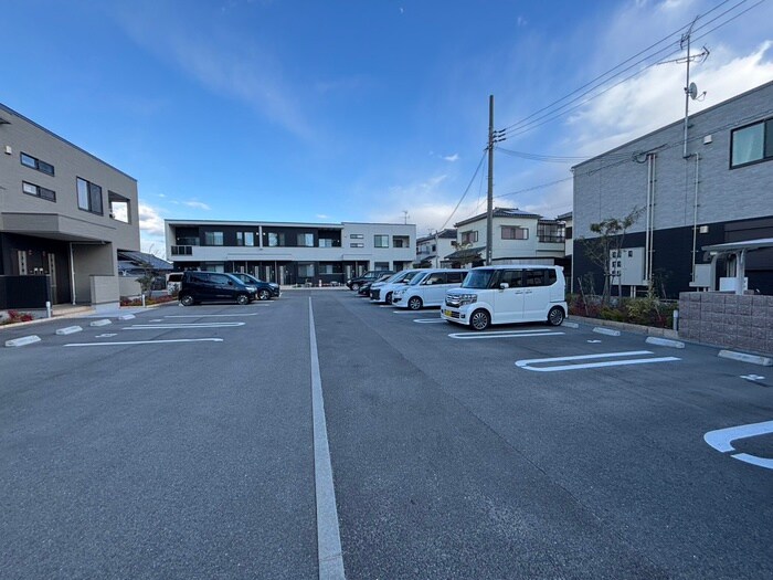 物件外観写真3　(駐車場)