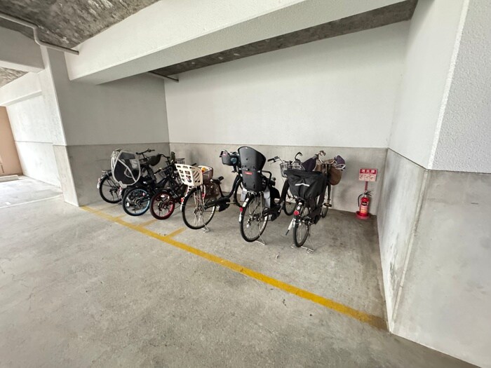 物件外観写真3　(駐輪場)