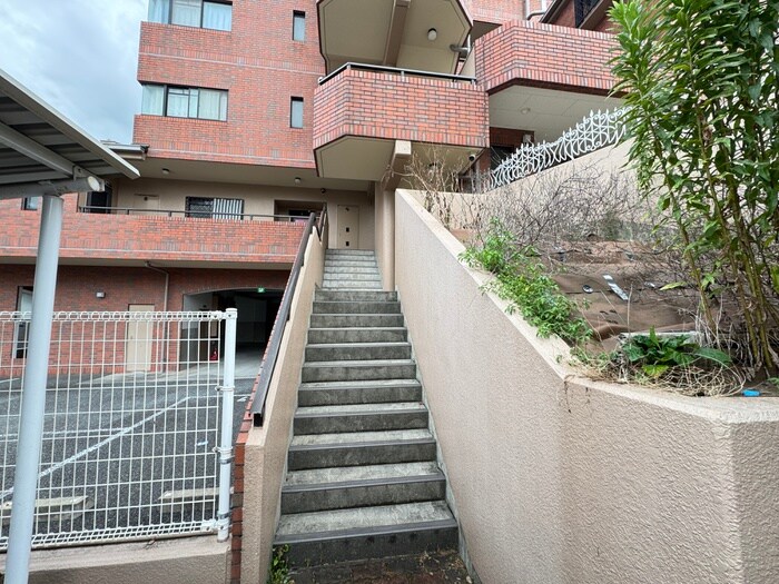 物件外観写真5　(エントランス部分)