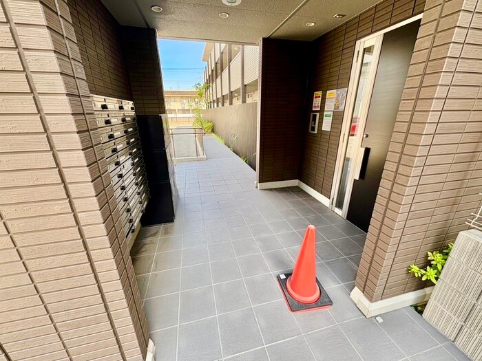 物件外観写真4　(エントランス部分)