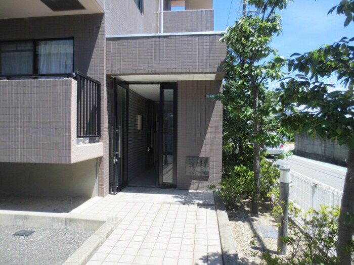 物件外観写真2　(エントランス部分)