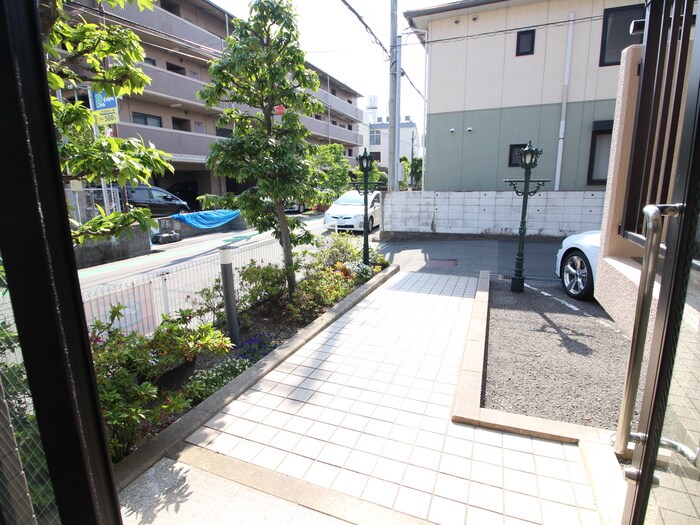 物件外観写真6　(エントランス部分)