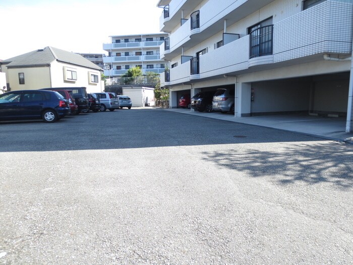 物件外観写真6　(駐車場)
