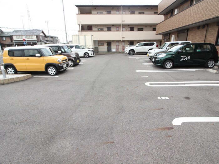 物件外観写真4　(駐車場)