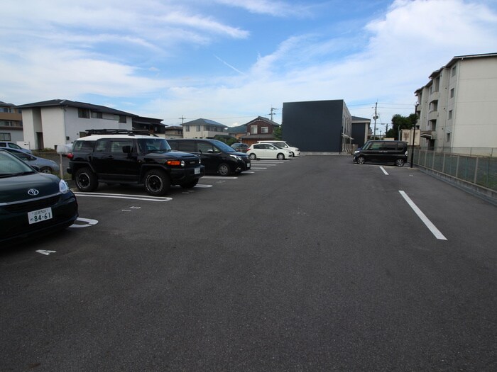 物件外観写真2　(駐車場)
