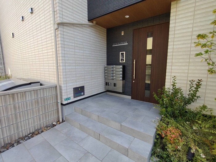 物件外観写真4　(エントランス部分)