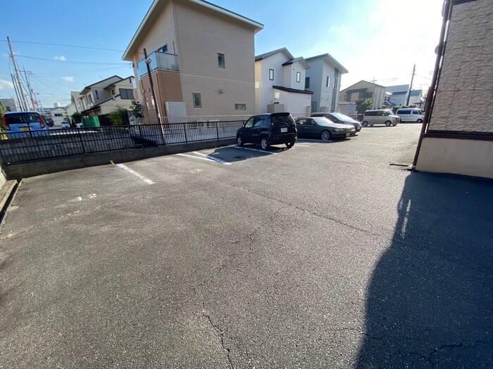 物件外観写真2　(駐車場)