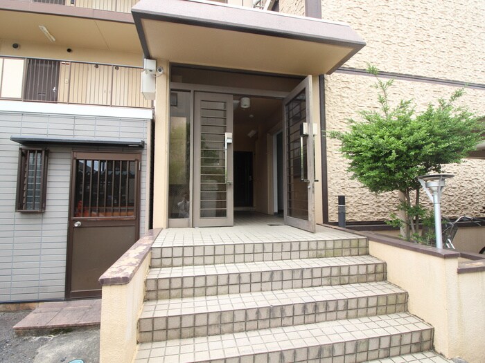 物件外観写真3　(エントランス部分)