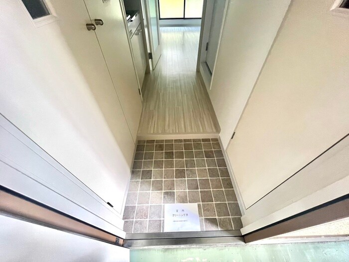 物件内観写真13　(玄関)