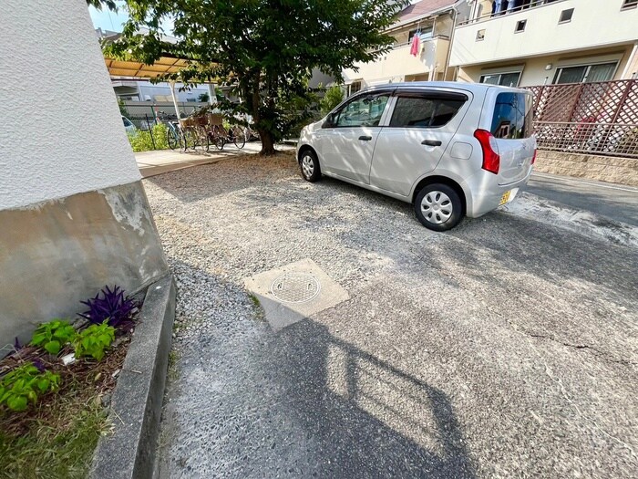 物件外観写真3　(駐車場)