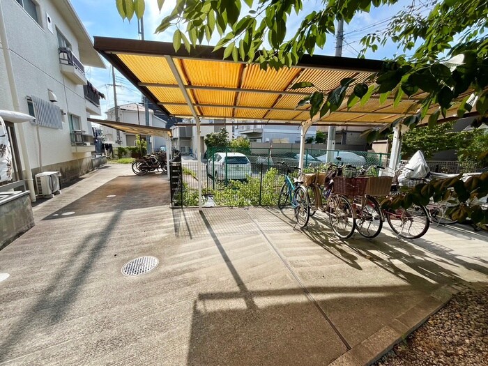 物件外観写真4　(駐輪場)