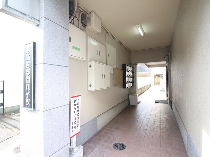 物件外観写真3　(エントランス部分)