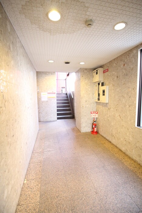 物件外観写真6　(エントランス部分)