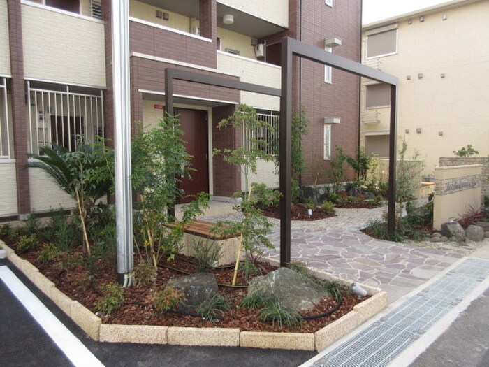 物件外観写真6　(エントランス部分)