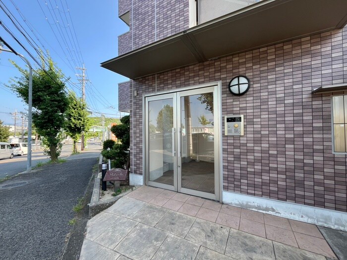 物件外観写真2　(エントランス部分)