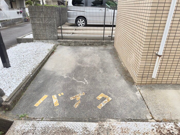 物件外観写真4　(バイク置き場)