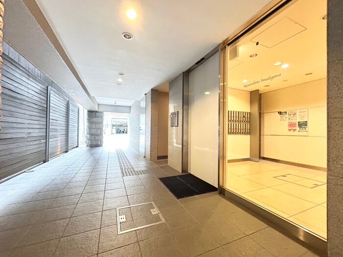 物件外観写真2　(エントランス部分)