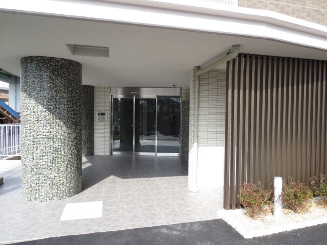 物件外観写真2　(エントランス部分)