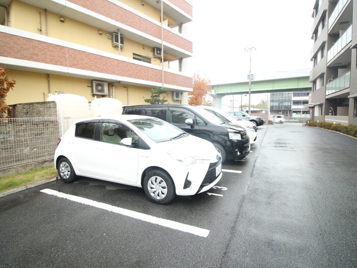 物件外観写真4　(駐車場)