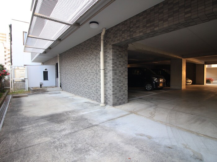 物件外観写真6　(駐車場)