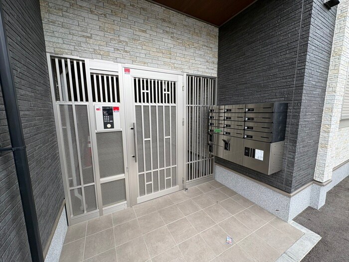 物件外観写真5　(エントランス部分)