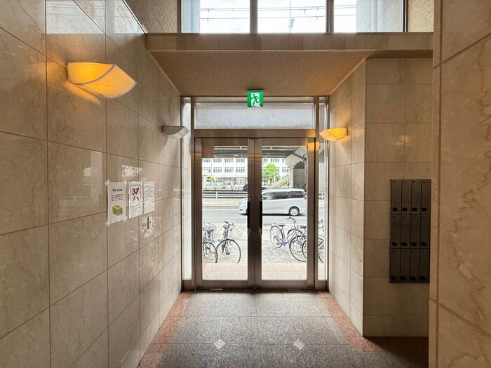 物件外観写真5　(エントランス部分)