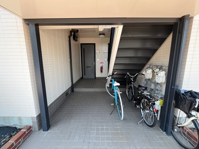 物件外観写真3　(エントランス部分)