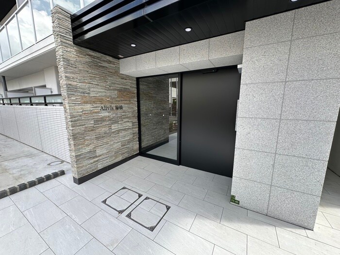 物件外観写真2　(エントランス部分)